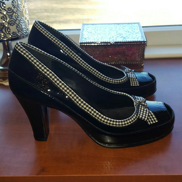 Aerosoles Shoes - NWOT Aerosoles Black Patent Pumps